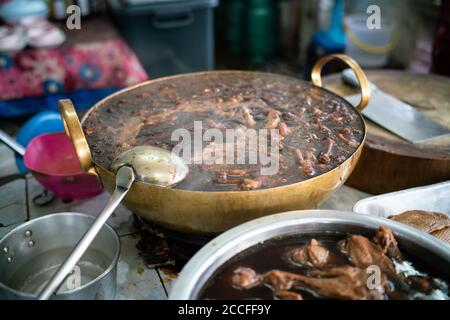 Chinesische geschmorte Ente in Topf mit verschiedenen Entensoße Straße Essen aus Thailand Stockfoto