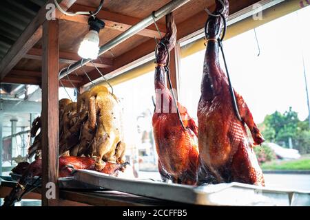 Chinesische geschmorte Ente in Topf mit verschiedenen Entensoße Straße Essen aus Thailand Stockfoto