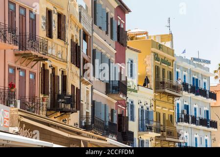 Bunte Häuser am venezianischen Hafen in Chania, nordwestlich von Kreta, Griechenland Stockfoto
