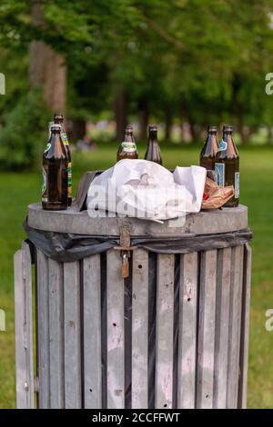 Müll im Park, Mülleimer Stockfoto