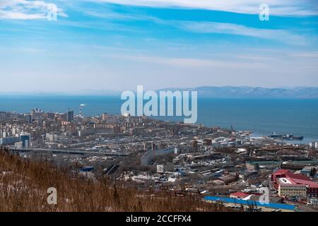 Panoramablick auf die Stadt Wladiwostok. Stadt mit Blick auf das Meer. Stockfoto