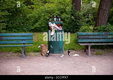 Müll im Park, Mülleimer Stockfoto