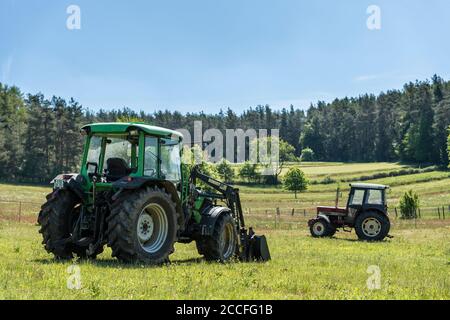 Michelstadt, Hessen, Deutschland. DEUTZ Agroplus 70, Jahrgang 1997, 70 PS, im Hintergrund eine International Harvester Company (IHC), Typ 733 AS, Jahrgang 1981, Stockfoto