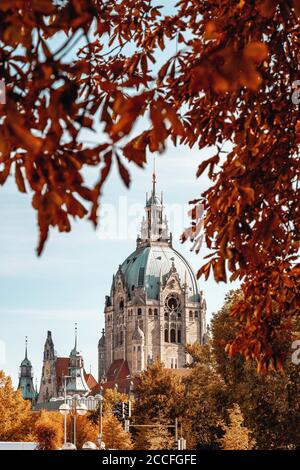 Herbstansicht des Neuen Hannoverschen Rathauses, vom Hohen Ufer aus gesehen in der Altstadt Stockfoto