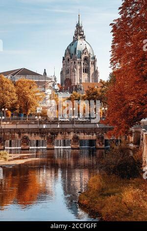 Herbstansicht des Neuen Hannoverschen Rathauses, vom Hohen Ufer aus gesehen in der Altstadt Stockfoto