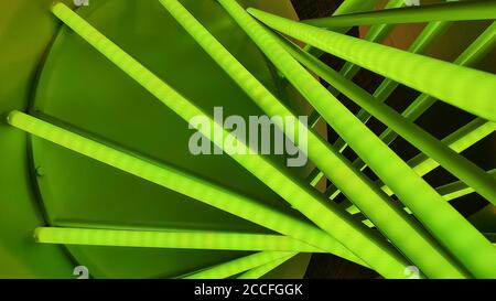 Grün Neon Rohr Licht.Neon Wand Hintergrund mit Gradient.Night lebendige Farbe helles Licht, retrowave glühend.Nachtleben Stadt Stil, abstrakt Stockfoto