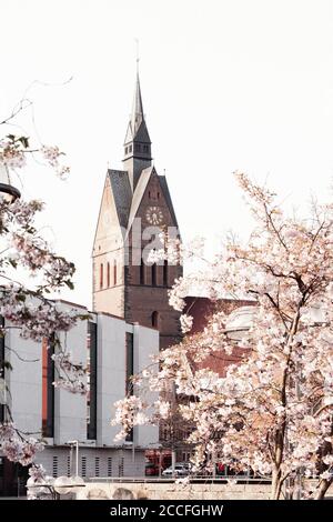 Frühling in Hannover: Blick auf die Marktkirche und den landtag Stockfoto