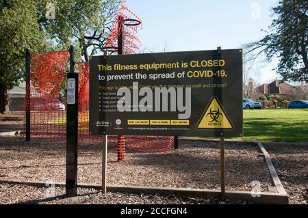 Warnhinweise in Vorstadtparks während der Pandemie COVID-19 in Melbourne, Victoria, Australien Stockfoto