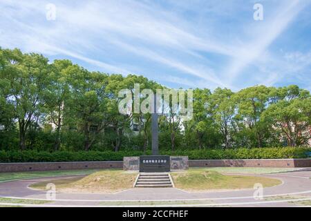 Hypocenter Cenotaph der Atombombenexplosion in Nagasaki, Japan. Am 9. August 1945 um 11:02 UHR explodierte eine Atombombe 500 Meter über diesem Punkt. Stockfoto