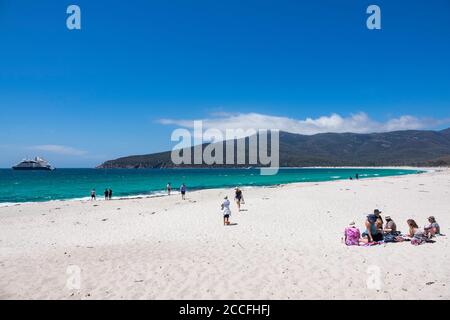 Touristen am Wineglass Bay Beach, Freycinet National Park, Tasmanien, Australien Stockfoto