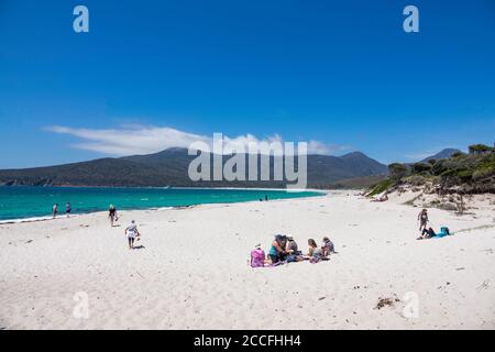 Touristen am Wineglass Bay Beach, Freycinet National Park, Tasmanien, Australien Stockfoto