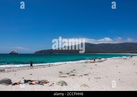 Touristen am Wineglass Bay Beach, Freycinet National Park, Tasmanien, Australien Stockfoto