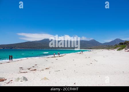 Touristen am Wineglass Bay Beach, Freycinet National Park, Tasmanien, Australien Stockfoto