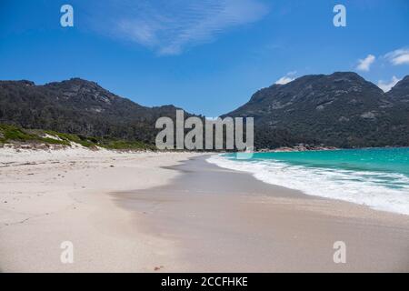 Touristen am Wineglass Bay Beach, Freycinet National Park, Tasmanien, Australien Stockfoto