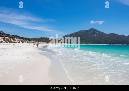 Touristen am Wineglass Bay Beach, Freycinet National Park, Tasmanien, Australien Stockfoto