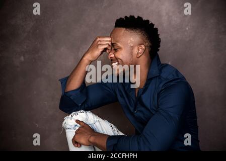 afrikanisches Stock Foto von schwarzen Herren in smarter Kleidung in studio-Einstellung Stockfoto