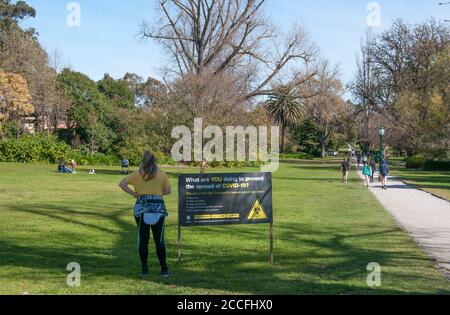 Warnhinweise in Vorstadtparks während der Pandemie COVID-19 in Melbourne, Victoria, Australien Stockfoto