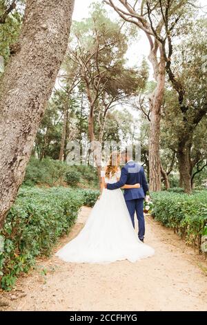 Hochzeit, Brautpaar, Umarmung, Vielfalt, Liebe, Garten, Park Stockfoto