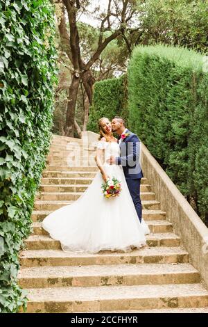 Hochzeit, Brautpaar, junge Erwachsene, Vielfalt, Liebe, Garten, verspielt Stockfoto