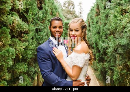 Hochzeit, Brautpaar, junge Erwachsene, Vielfalt, Liebe, Garten, in der Mitte, im Grünen Stockfoto