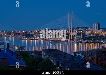 Wladiwostok, Russland - 11. Jun 2020: Nachtansicht der Stadt Wladiwostok. Goldene Brücke in Wladiwostok bei Nacht. Stockfoto