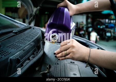 Hand Nachfüllen Motor Schmieröl auf Privatwagen DIY bei Zu Hause Stockfoto