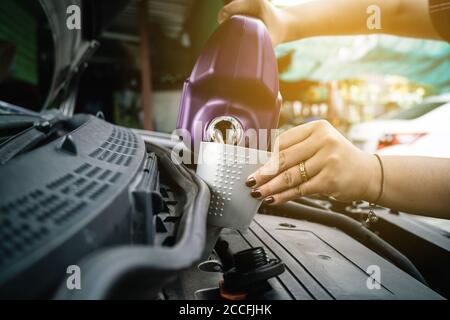 Hand Nachfüllen Motor Schmieröl auf Privatwagen DIY bei Zu Hause Stockfoto