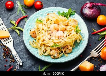 Italienische Pasta Fettuccine mit Garnelen auf einem Teller Stockfoto