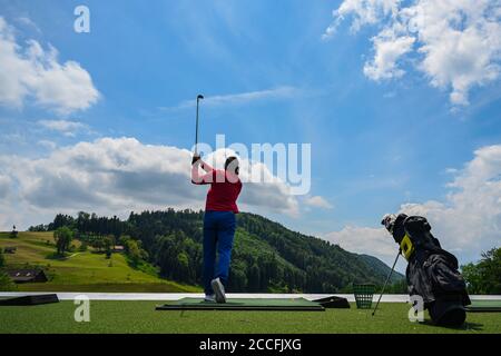 Man fährt auf Driving Range, Bürgenstock, Schweiz Stockfoto