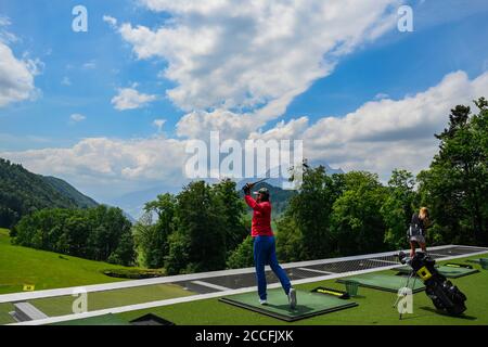 Mann und Frau trainieren auf der Driving Range Bürgenstock, Schweiz Stockfoto