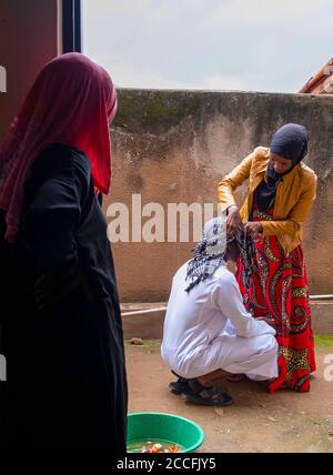 Drei Monate nach der Ausbreitung der COVID-19-Pandemie auf den Rest der Welt hatte Ruanda seinen ersten Fall. Wir wurden angewiesen, zu Hause zu bleiben. Menschen, die nicht gut vorbereitet waren, befanden sich in extremer Armut. Dies geschah, als Muslime auf der ganzen Welt im Fastenmonat während des Ramadan waren. Dieses Fotoprojekt soll zeigen, wie schwierig es in Zeiten der Sperrung war, und darüber nachdenken, wie es Menschen dazu gebracht hat, sich zu verhalten. Einige Menschen wurden egoistisch wegen der schwierigen Zeiten, die die ganze Welt durchmachte. Und einige versuchten, sich um andere zu kümmern. Ruanda. Stockfoto