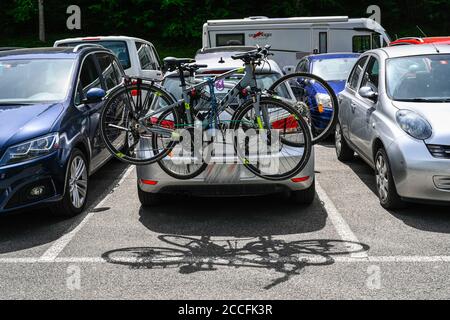 Parkplatz geparkte Autos Stockfoto