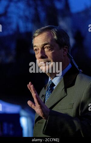 London, England. Nigel Farage zwischen Interviews über College Green außerhalb des Parlaments während der Debatte über die sinnvolle Abstimmung 10. Dezember 2018 Stockfoto