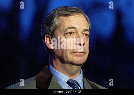 London, England. Nigel Farage zwischen Interviews über College Green außerhalb des Parlaments während der Debatte über die sinnvolle Abstimmung 10. Dezember 2018 Stockfoto