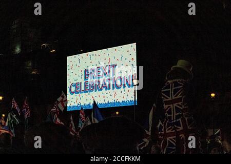 London, England. Die Großleinwand auf dem Parliament Square, umgeben von Leave-Anhängern, die den Austritt Großbritanniens aus der Europäischen Union am Freitag, den 31. Januar 2020, um 11 Uhr feierten, basierend auf dem Verweis vom 23. Juni 2016. Stockfoto