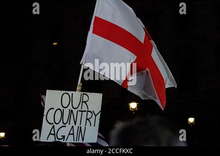 London, England. St George's Flagge und Demoposter auf dem Parliament Square während der Brexit-Feierlichkeiten am 31. Januar 2020, als Großbritannien 188 Wochen nach dem Referendum vom 23. Juni 2016 offiziell aus der Europäischen Union austrat, bei dem 52% der Wähler wählen durften, für den Austritt stimmten. Stockfoto