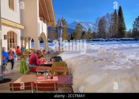 Wintersonne-Terrasse im Haus des Gastes gegen Karwendelgebirge, Wallgau, Isartal, Werdenfelser Land, Oberbayern, Bayern, Deutschland Stockfoto