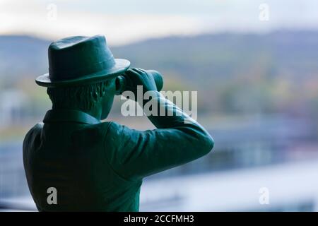 FIGUR, Fernglas, Mann, beobachten, Stockfoto