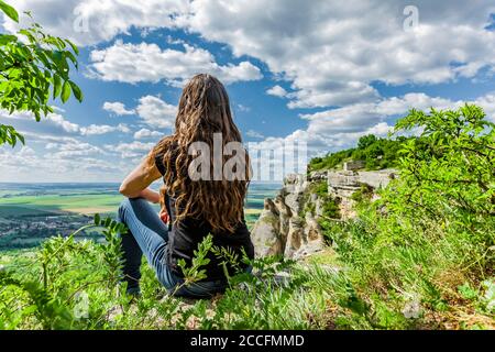 Frau genießt den Panoramablick auf die Klippen von Madara, Bulgarien Stockfoto