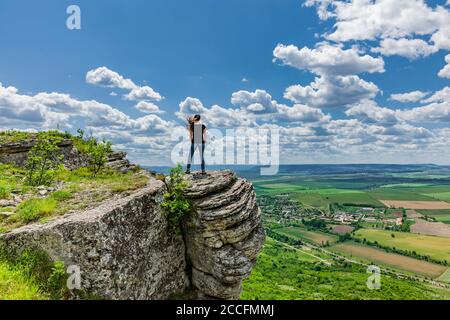 Frau auf den Klippen von Madara, Bulgarien Stockfoto