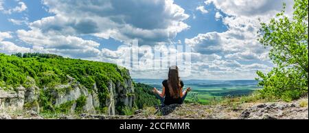 Frau beim Yoga auf den Klippen von Madar, Bulgarien Stockfoto