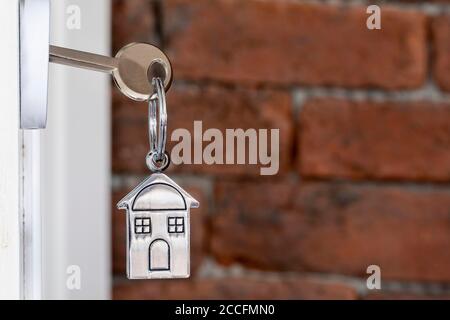 Öffnen Sie die Tür mit den Schlüsseln des Hauses Stockfoto