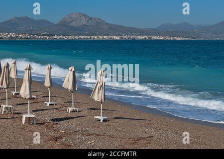 Loutraki Strand am Morgen. Korinthischer Golf des Ionischen Meeres, Griechenland Stockfoto