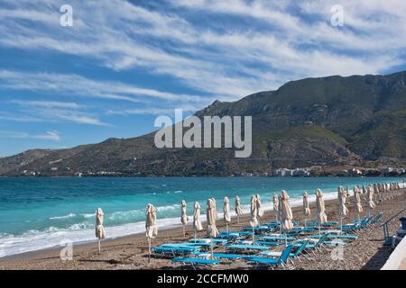 Loutraki Strand am Morgen. Korinthischer Golf des Ionischen Meeres, Griechenland Stockfoto