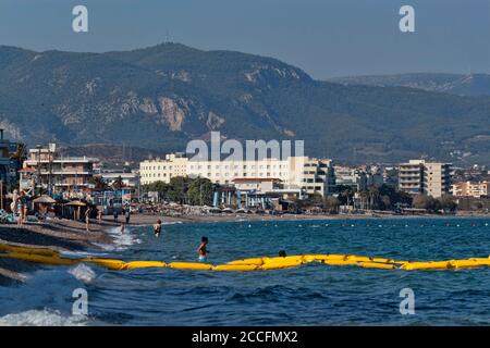 LOUTRAKI, GRIECHENLAND - 30. JUNI 2018: Am Strand von Loutraki, der als einer der saubersten in Griechenland gilt, gibt es immer eine Menge Urlauber ich Stockfoto