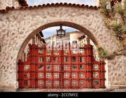 Tor am Scotty's Castle in der Mojave Desert im Death Valley National Park, Kalifornien, USA Stockfoto