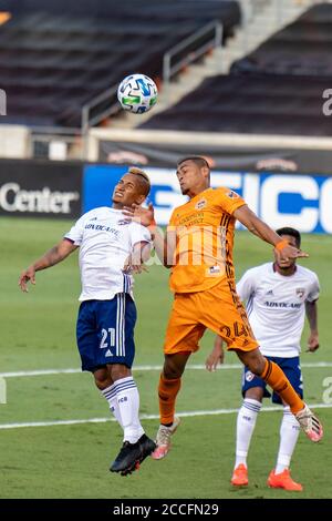 21. August 2020: Houston Dynamo Mittelfeldspieler Darwin Ceren (24) und FC Dallas Mittelfeldspieler Michael Barrios (21) gehen für einen Header während des Spiels im BBAV Stadium in Houston, Texas. Maria Lysaker/CSM. Stockfoto