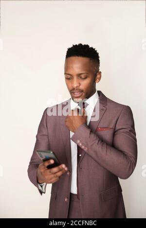 afrikanisches Stock Foto von schwarzen Herren in smarter Kleidung in studio-Einstellung Stockfoto