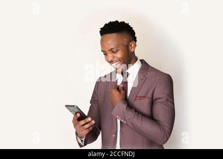 afrikanisches Stock Foto von schwarzen Herren in smarter Kleidung in studio-Einstellung Stockfoto