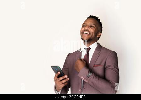 afrikanisches Stock Foto von schwarzen Herren in smarter Kleidung in studio-Einstellung Stockfoto